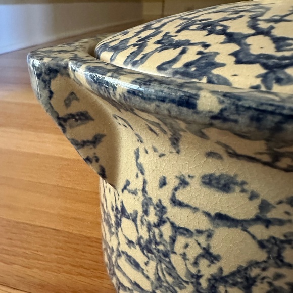 Robinson Ransbottom Pottery Co. Roseville Ohio Pot with Lid 1.5 Qt. Blue Cream - Picture 6 of 13